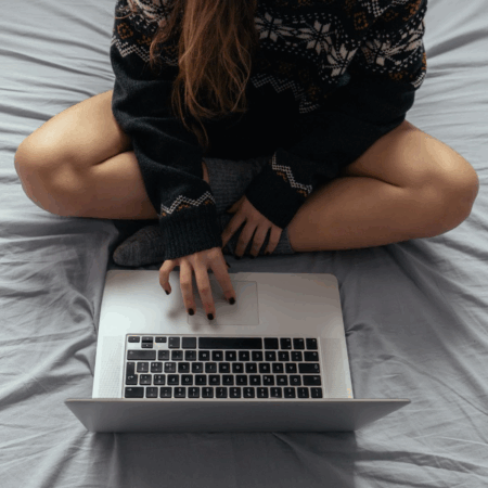 Как начать интимную переписку: правила и риски секстинга