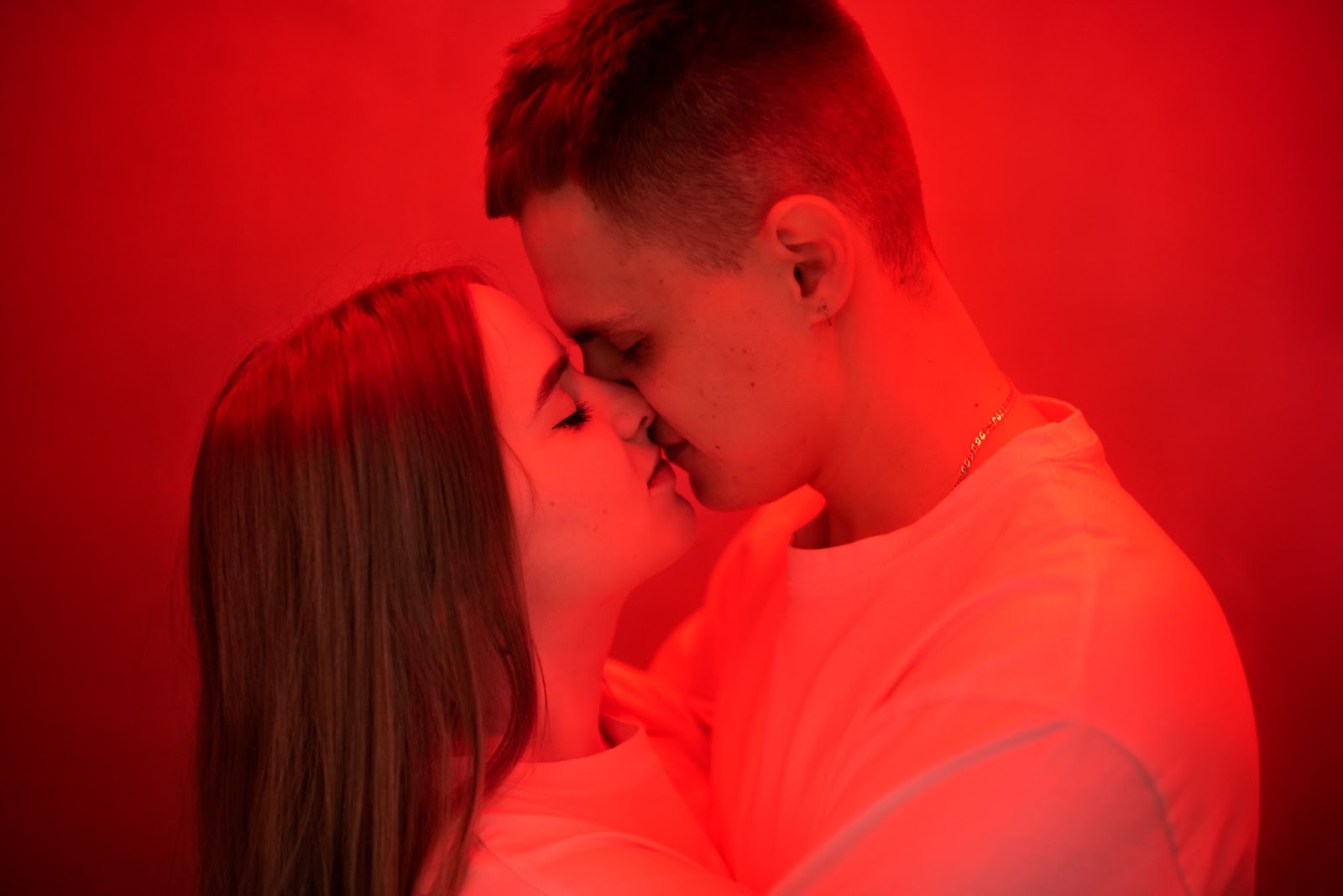 Романтическая обстановка в спальне с приглушенным светом
