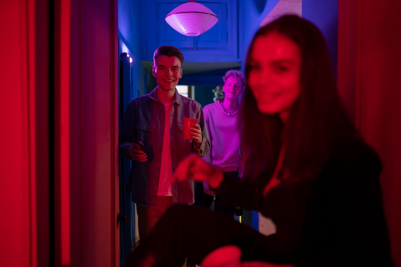 Девушка и парень танцуют на концерте в небольшом клубе