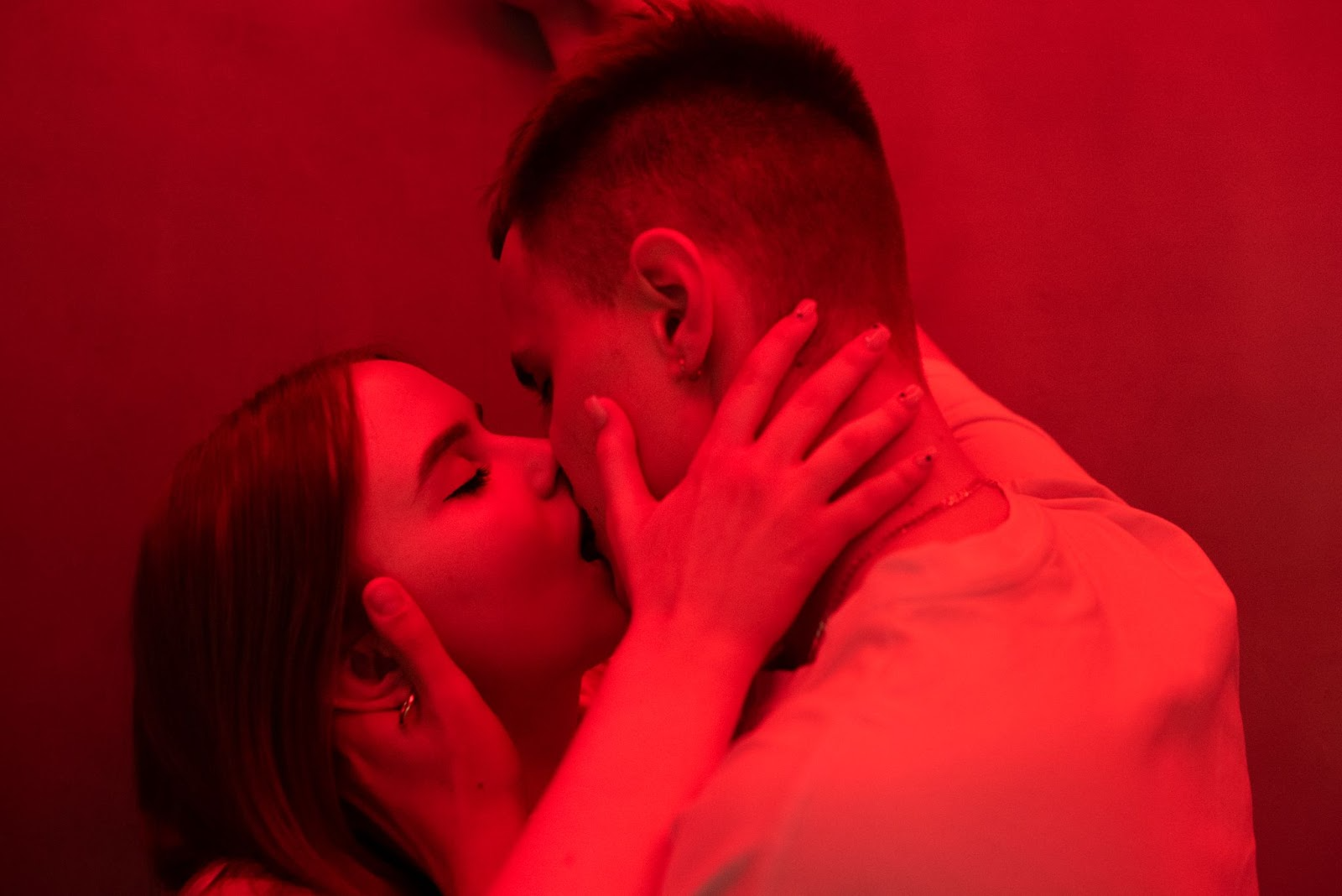 Пара флиртует на вечеринке в ночном клубе