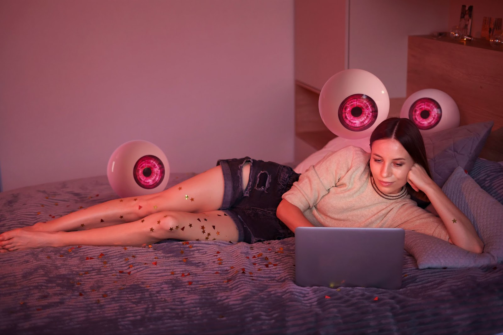 Женщина листает фотографии в профиле для знакомств