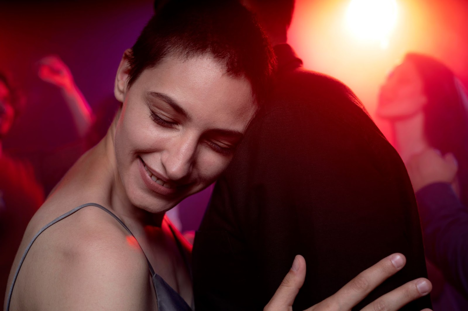 Девушка улыбается во время непринужденной беседы на свидании